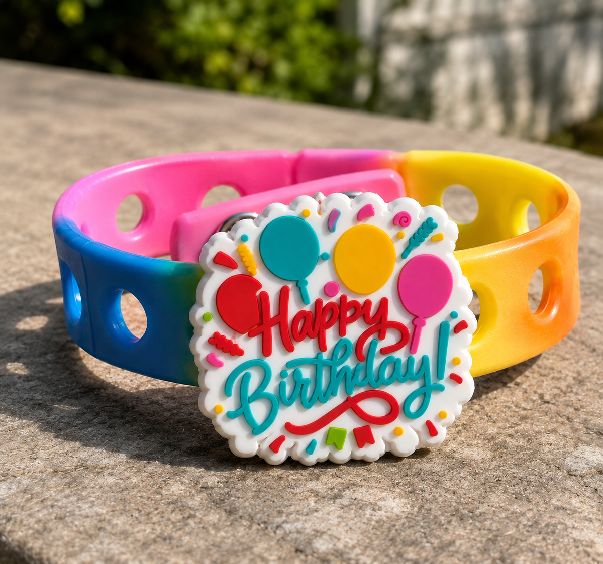 π Colorful birthday bracelet featuring a fun βHappy Birthday!β charm and vibrant rainbow band. Perfect for gifts π and party celebrations.
