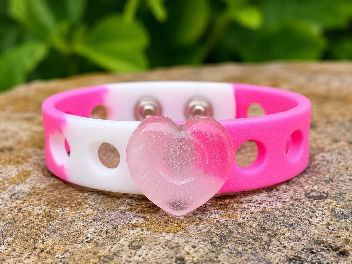 💖 Sparkly pink charm bracelet with adjustable silicone band perfect for kids, gifts, pastel fashion & everyday cute style ✨🌸