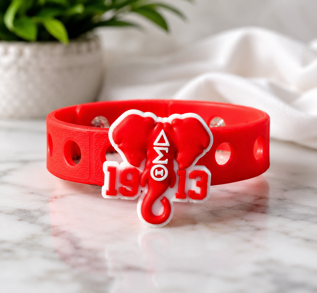 ❤️ Bold red statement bracelet with an elephant-inspired charm and adjustable fit. Perfect for gifts 🎁, collections, events 🎉, and everyday style.